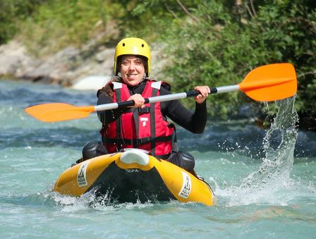 Découvrez l'Air-Boat, une embarcation individuelle comparable aux sensations et à la réactivité du kayak, avec la stabilité en plus qui permettra de vous initiez au technique de navigation et faire votre première descente en rivière.