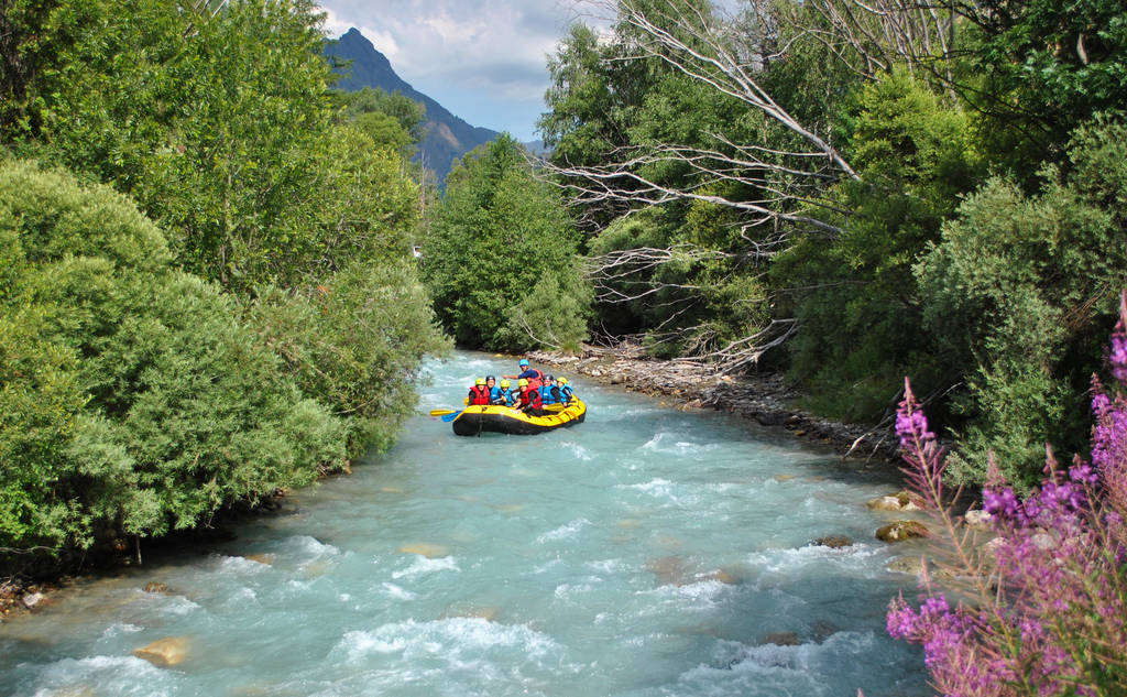 Entre Serre-Chevalier et Barcelonnette, le Rafting est une activité à ne pas manquer en été dans les Hautes Alpes. Voici notre sélection des plus belles rivières que vous pourrez naviguer en rafting.
